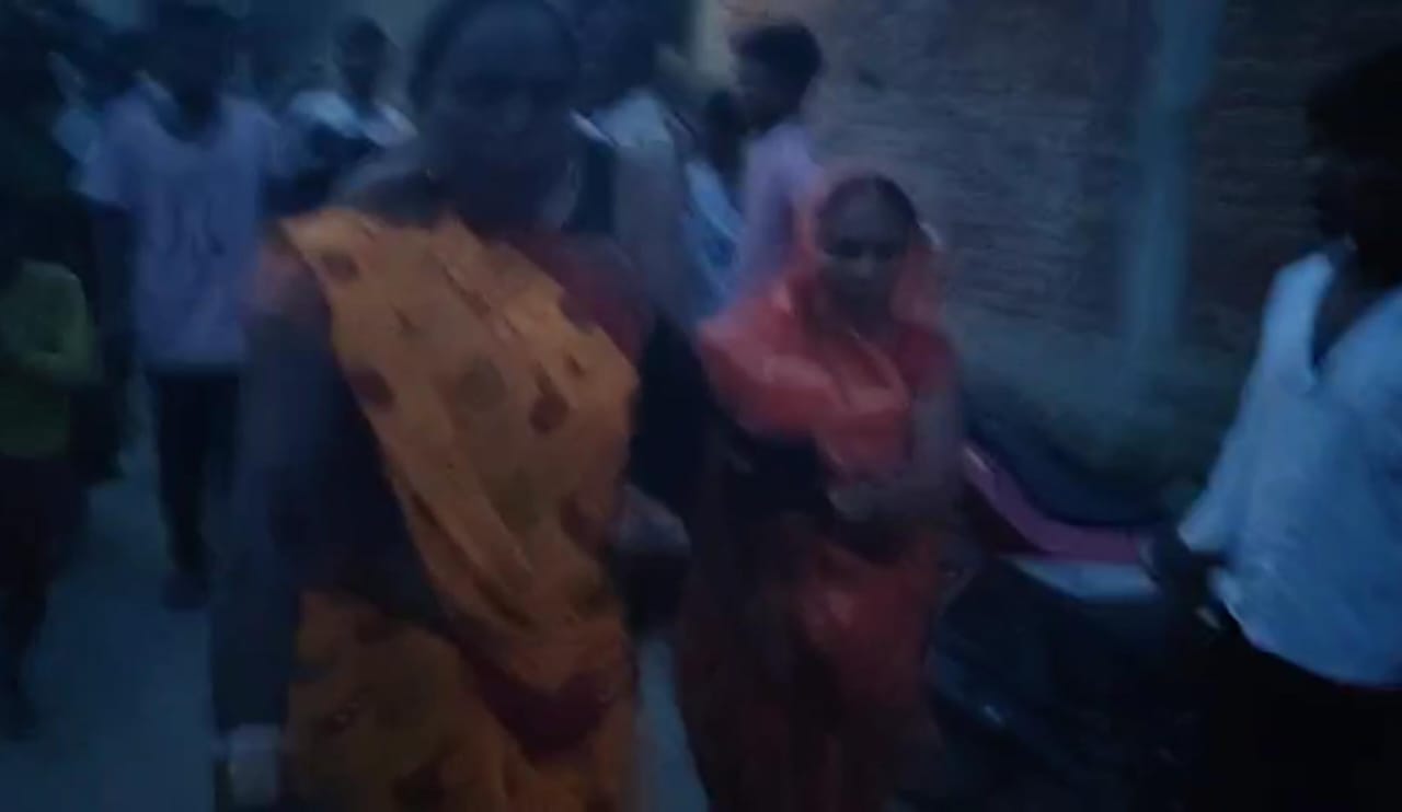 हुसैनाबाद में ग्रामीणों का दिखा तालिबानी चेहरा,अन्धविश्वास में दो महिलाओं समेत तीन को पिता,गंभीर,देखिये वीडियो     