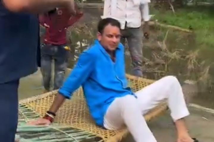 आपका विधायक नहीं आया?राघोपुर पहुंचे तेजू भैया, बाढ़ पीड़ितों के हालचाल के साथ लगा दी छोटे भाई तेजस्वी की क्लास देखिए-VIDEO
