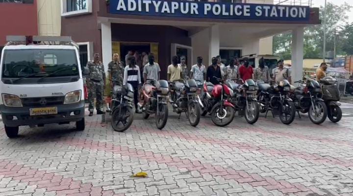 सरायकेला पुलिस ने किया दो वाहन चोर गिरोह का भंडाफोड़, 10 गिरफ्तार, 4 निरुद्ध, 17 बाइक के साथ 1 पिकअप जब्त