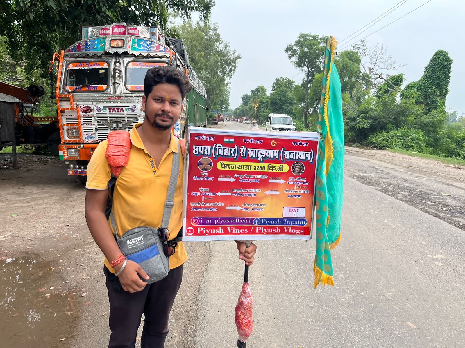अनोखी भक्ति ! 3250 किलोमीटर की धार्मिक यात्रा पर अकेला पैदल निकला शख्स,पढे कौन है पीयूष त्रिपाठी