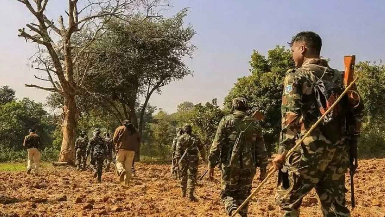 Big Breaking: नक्सलियों और पुलिस के बीच भयानक Encounter, मारा गया 1 करोड़ का इनामी प्रवेश उर्फ सहदेव सोरेन और कुख्यात नक्सली वीरसेन गोंझू, मुठभेड़ जारी