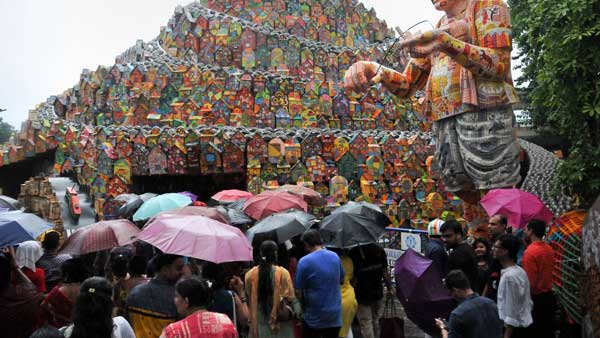 दुर्गा पूजा पर बारिश का साया, मेले के रौनक पर अभी से खतरा 