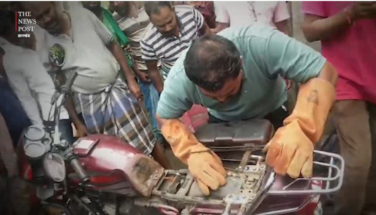 Jharkhand News: मोटरसाइकिल की सीट के नीचे दिखा करैत सांप, चलती बाइक से कूदी महिला, दहशत में लोग