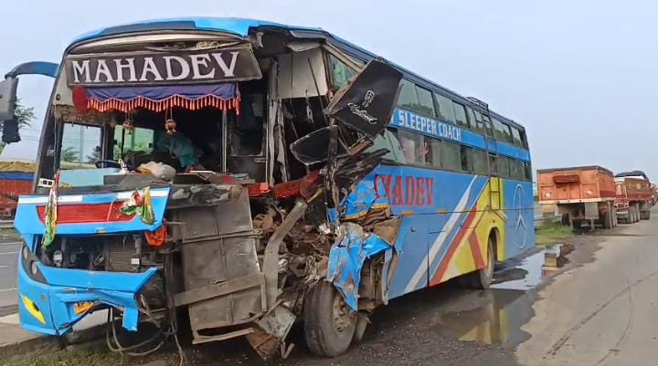 BREAKING:कैमूर में भीषण सड़क हादसा,बस और ट्रक की टक्कर में एक की मौत, 10 घायल 
