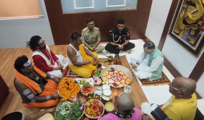 राज्यपाल संतोष कुमार गंगवार ने लगाई बाबा दरबार मे हाजिरी, देशवासियों की खुशहाली के लिए बाबा बैद्यनाथ से की कामना