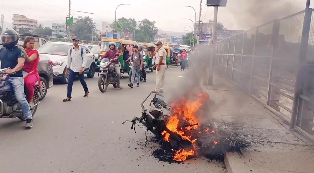 जमशेदपुर में चलती बाइक में लगी आग, मिनटों में गाड़ी जलकर हुई राख, देखिए वीडियो