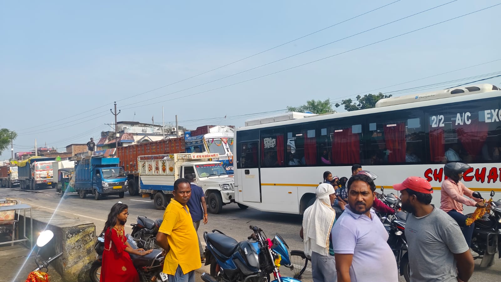 राशन घोटाले के खिलाफ लाभुकों का फूटा गुस्सा, राशन नहीं मिलने के विरोध में लोगोंं ने रामगढ़-बोकारो NH-23 किया जाम