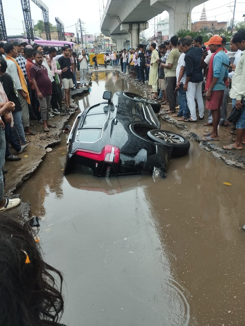 हे भगवान ई का हो गया... नीतीश कुमार के नये मल्टी-मॉडल हब के सामने गड्ढे में घुस गई पूरी स्कार्पियो