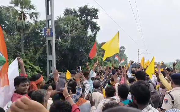 गोड्डा:ST वर्ग में शामील होने को लेकर कुर्मी समाज का रेलवे ट्रैक जोरदार प्रदर्शन,पढ़े क्या है इनकी मांग
