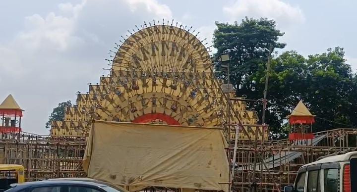 जमशेदपुर में दिख रही है दुर्गा पूजा की रौनक,पंडाल को ब अंतिम रूप देने में लगे है कारीगर