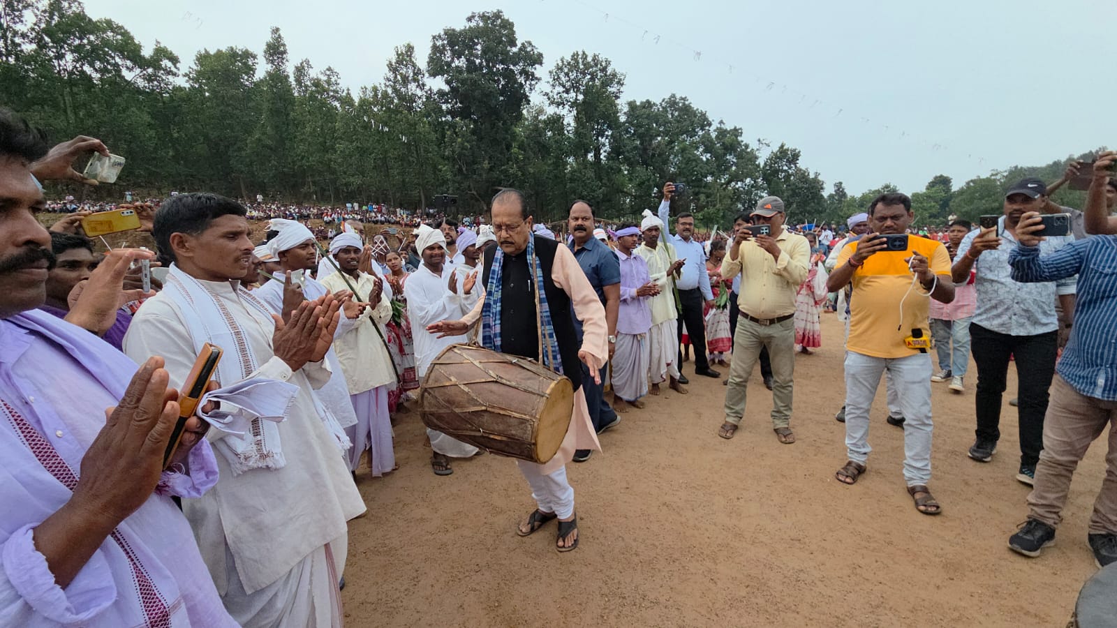 सुदुर्वर्ती गाँव कोंचांग में लगी काँग्रेसियों की ग्रामसभा,प्रभारी,मंत्री सांसद ने सुनी आदिवासियों की पीड़ा   