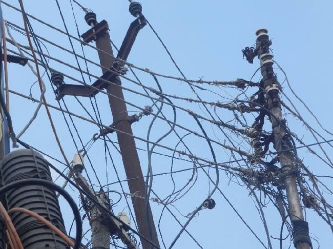 बिजली के तारो में करंट नहीं ,दौड़ता है भ्रष्टाचार ,भुगतान करिए-चढ़ावा दीजिए-इनवर्टर रखिए तब जलेगी बिजली !!