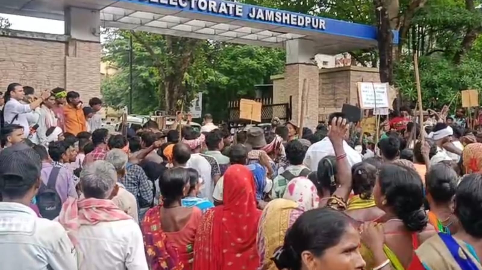 21 गांवों के ग्रामीणों ने डीसी ऑफिस का किया घेराव, 30 दिन में मांगें नहीं हुई पूरी तो होगा उग्र आंदोलन