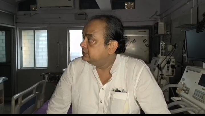 देखिये स्वास्थ्य मंत्री जी ! मोबाइल टॉर्च के सहारे चल रहे है राज्य के अस्पताल, कुछ तो करिये
