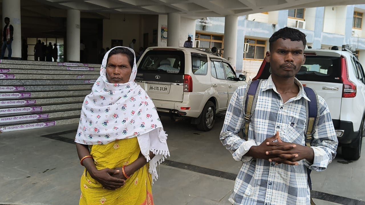 गोड्डा में दबंगों ने विधवा महिला का 5 बीघे धान की फसल जबरन काटी,फिर भी पुलिस ने नहीं की कार्रवाई