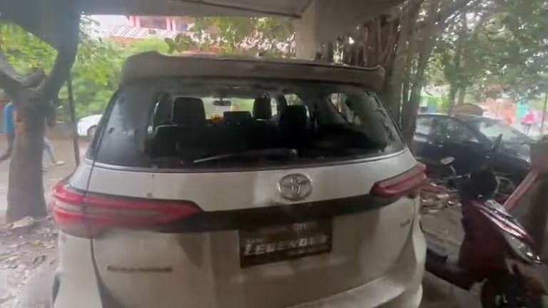 बिहार का मोकामा सीट: नहीं थम रहा विवाद, बाहुबली सूरजभान सिंह की पत्नी की गाड़ी पर भी कैसे हुआ पथराव, पढ़िए