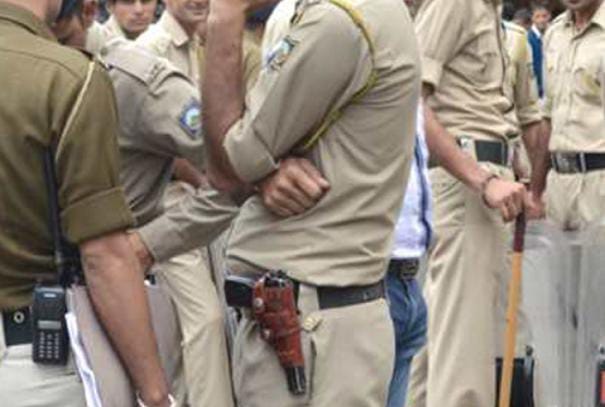 दरोगा की दादा गिरी !बिहार में घर पर चल रहा था जमीनी विवाद झारखंड में फर्जी तरीके से कर दिया केस