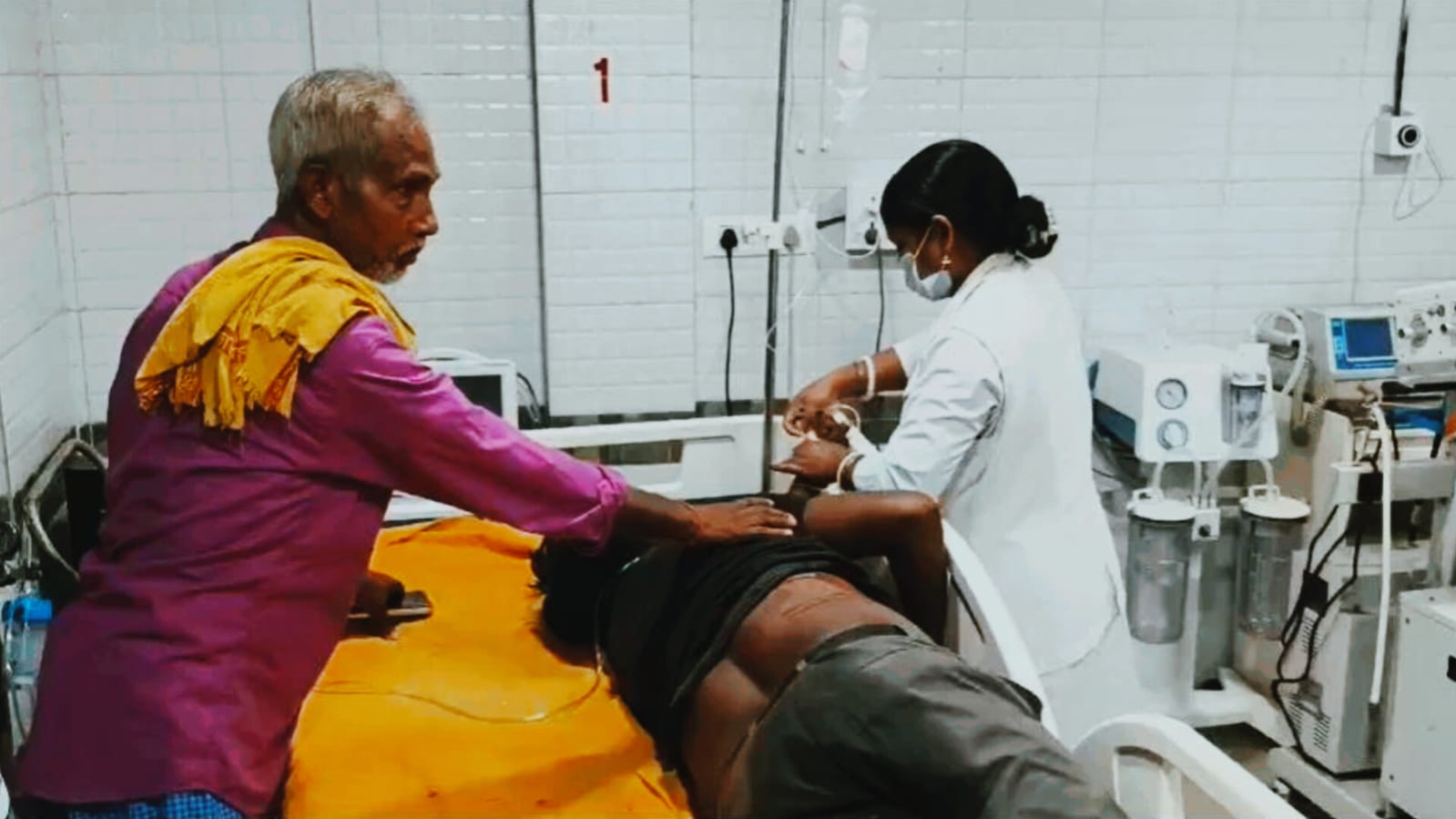 शादी की खुशियां हुईं मातम में तब्दील: दो गुटों के झगड़े में बीच-बचाव करने गए पिता की गोली लगने से गई जान, गाँव में पसरा मातम