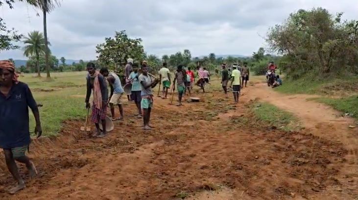 ग्रामीणों ने दिखाया शासन और प्रशासन को आईना, फावड़ा और कुदाल लेकर श्रमदान से बना रहें सड़क