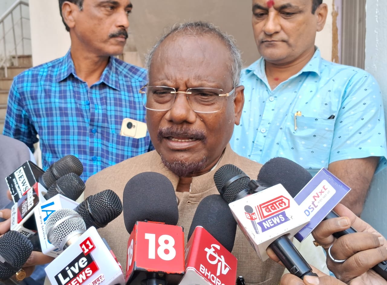 झारखंड में गठबंधन सरकार के संबंधों में बढ़ रही दूरी, कांग्रेस के विधायकों को तोड़ सकता है झामुमो