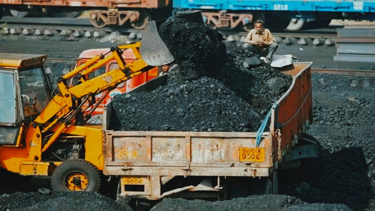 हजारीबाग में अवैध कोयला कारोबार पर बड़ी कार्रवाई, वन विभाग ने 65 टन कोयला किया जब्त