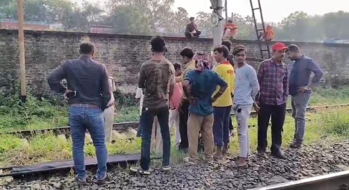 धनबाद में ट्रेन से कटकर बुजुर्ग की मौत,जांच में जुटी पुलिस 