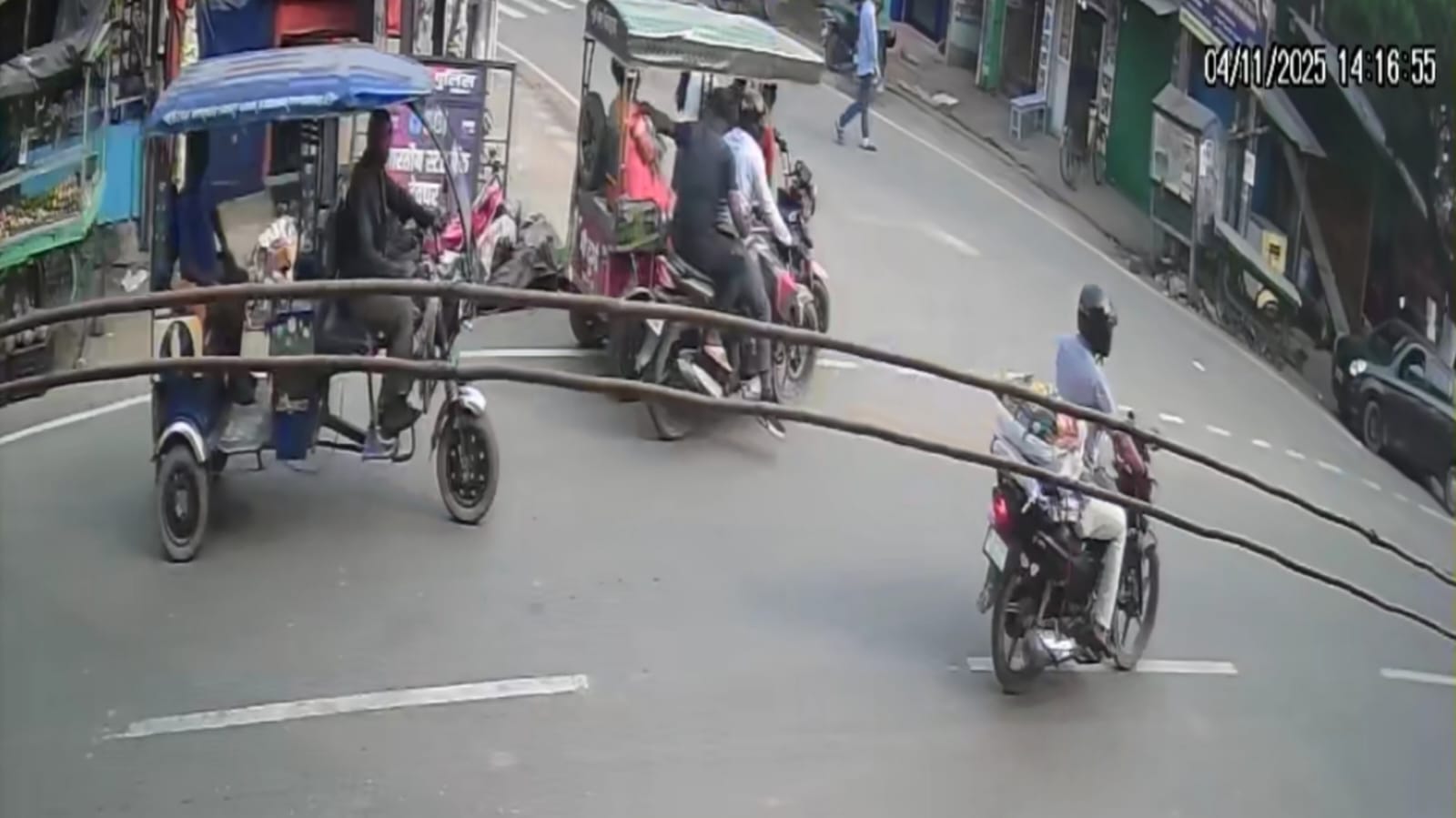 BREAKING : टोटो पर बैठी महिला से चैन की छिनतई, मोटरसाइकिल सवार ने दिया घटना को अंजाम, देखिए घटना को CCTV फुटेज