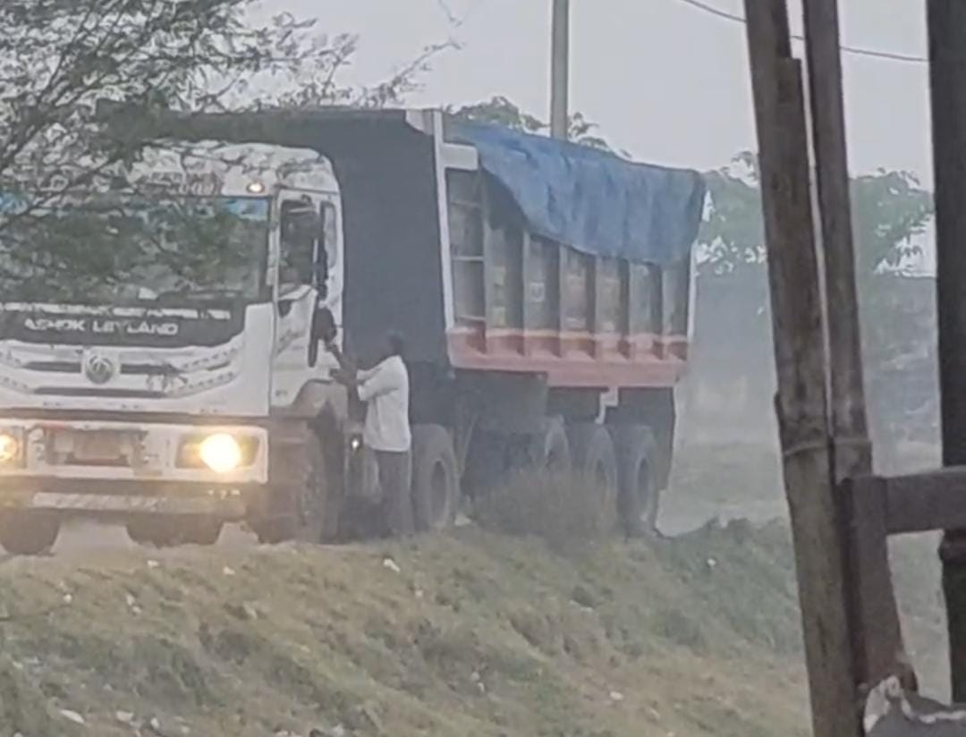 पाकुड़ का दुल्मी चेकपोस्ट बना अवैध वसूली का अड्डा,उप मुखिया ने डीसी से की कार्रवाई  की मांग