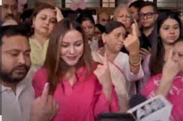 Bihar Election:पहले चरण में लालू परिवार के साथ खेसारी लाल यादव ने की वोटिंग,चिराग पासवान ने वोटर्स से की वोटिंग की अपील