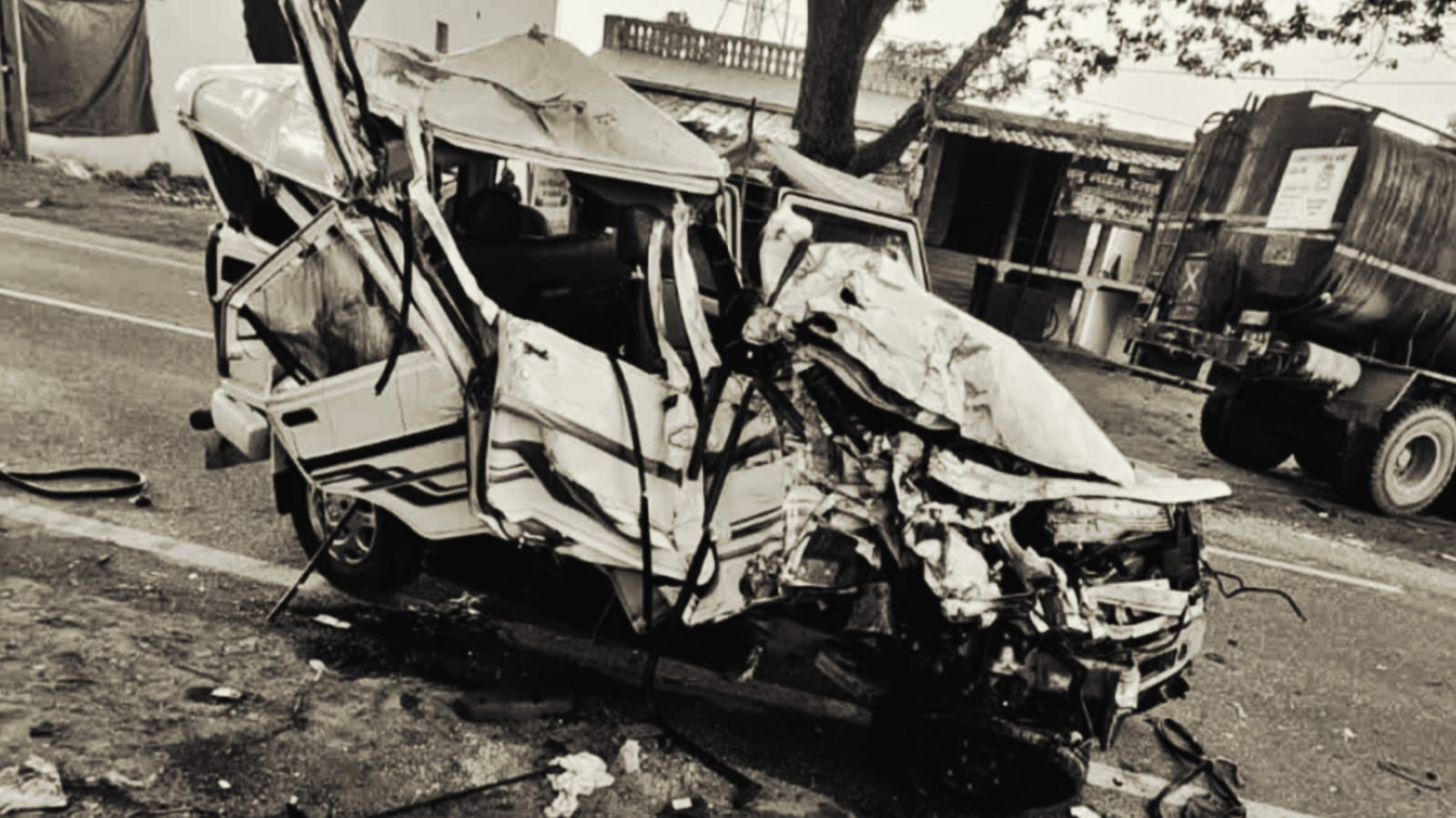 खूंटी-सिमडेगा रोड पर दर्दनाक हादसा : टैंकर से बोलेरो की टक्कर में दो की जान गई, पांच घायल