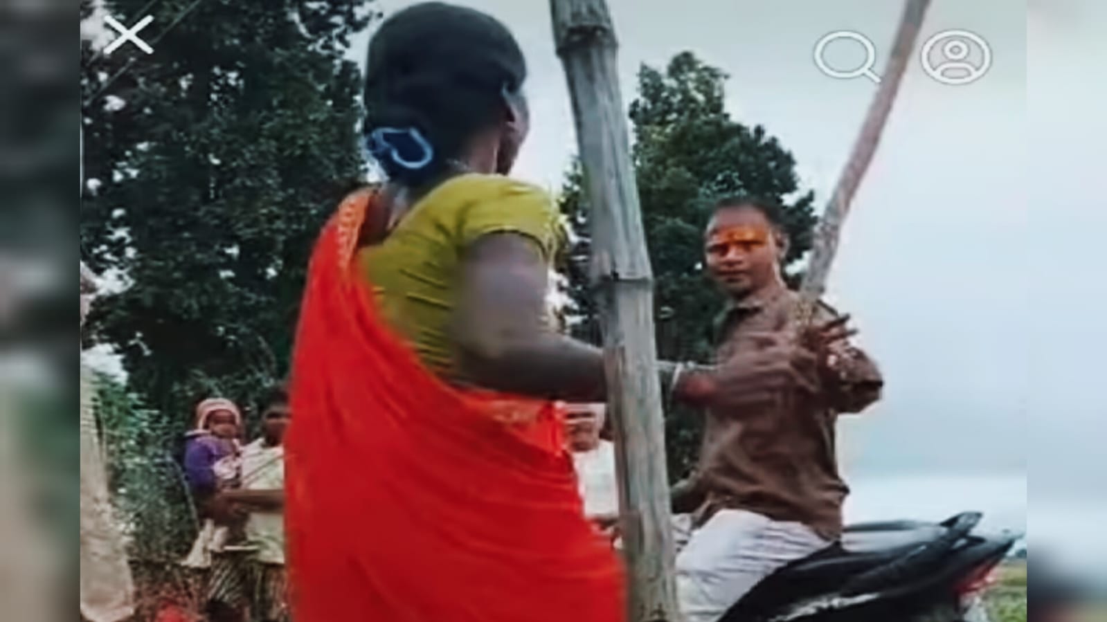 KYC के नाम पर युवक ने ठगे 10 हजार रुपये, तो महिलाओं ने चखा दिया ऐसा मजा की जान बचाकर भागे लोग, देखिए वायरल वीडियो