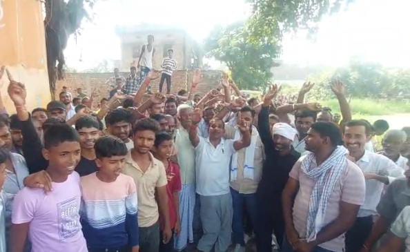 BREAKING:फतुहा विधानसभा के बूथ संख्या 165 और 166 पर वोट बहिष्कार, मंदिर की जमीन विवाद को लेकर ग्रामीणों ने जताया विरोध