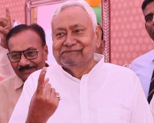 बड़ी खबर:बख्तियारपुर में मुख्यमंत्री नीतीश कुमार ने किया मतदान, बोले “पहले मतदान, फिर जलपान”