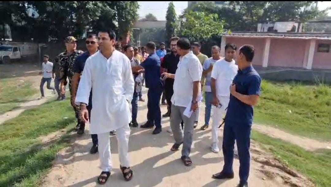 तेजप्रताप यादव के साथ बीच चुनाव खेला हो गया, बूथ का जायजा लेने पहुंचे तो हो गए हैरान