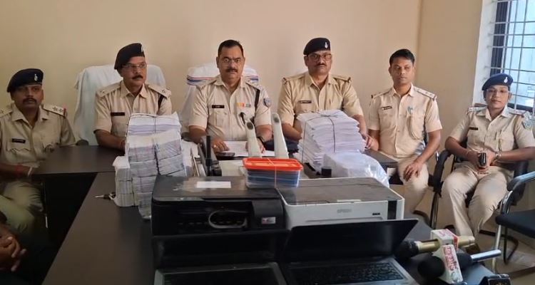 धनबाद पुलिस की बड़ी कार्रवाई, गोविंदपुर में अवैध लॉटरी गिरोह का भंडाफोड़, पांच गिरफ्तार, लाखों के टिकट और लैपटॉप बरामद