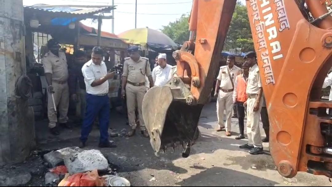 धनबाद में चला निगम का बुलडोजर अभियान! स्टेशन रोड से हटाया गया अवैध कब्जा, दुकानदारों को मिली 24 घंटे की चेतावनी