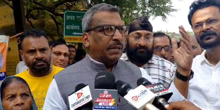 दलालों के भरोसे चल रहा है धनबाद अंचल कार्यालय ! बार-बार चक्कर लगाने पर भी नहीं होता है काम, सवाल पूछने पर सीओं साधी चुप्पी   