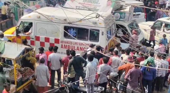 अरे थोड़ी तो शर्म कर लो....RJD के रोड़ शो में घंटो फंसा रहा एम्बुलेंस, पीड़ा से तड़पती रही गर्भवती महिला,लेकिन नहीं दिया गया रास्ता