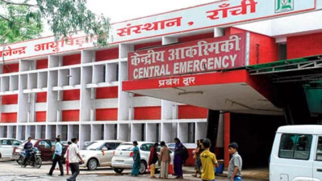 BREAKING: रिम्स के चौथे तल्ले से युवक ने लगाई छलांग, हालत गंभीर