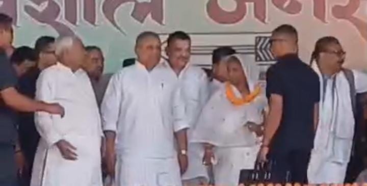 अरे ई कैसे हुआ जी....अचानक धंसा मुख्यमंत्री नीतीश कुमार का मंच , देखिए-VIDEO