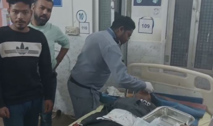 ये लीजिए झारखंड में अब डॉक्टर नहीं सरकारी अस्पताल में गार्ड कर रहे इलाज, व्यवस्था पर उठे सवाल