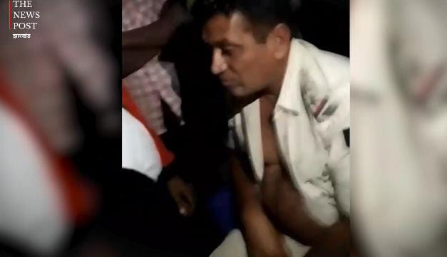 ये करेंगे बिहार की रक्षा ! नशे में धुत होकर जांच करने पहुंचा दरोगा, तो लोगों ने दौड़-दौड़कर पीटा, वर्दी भी फाड़ दी, देखिए-VIDEO