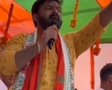 पावर एहिजे से शुरू होला....पवन सिंह की एक झलक पाने के लिए पंडाल के ऊपर चढ़े लोग, दबाव से गिरा पंडाल, देखिए-VIDEO