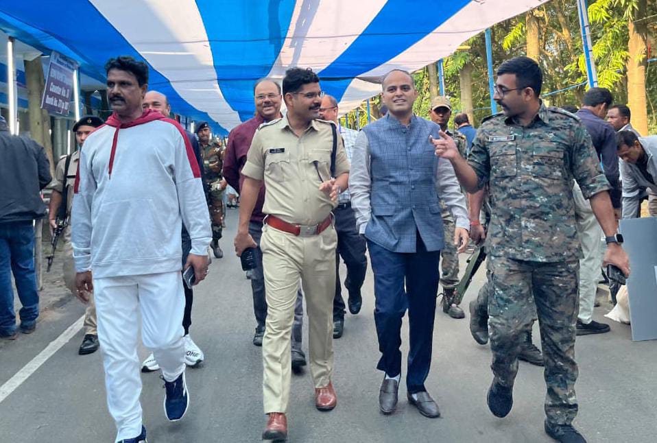 घाटशिला उपचुनाव:मतदान दलों को जमशेदपुर से डिस्पैच सेंटर से किया गया रवाना, जिला निर्वाचन पदाधिकारी ने दिया जरूरी दिशा निर्देश