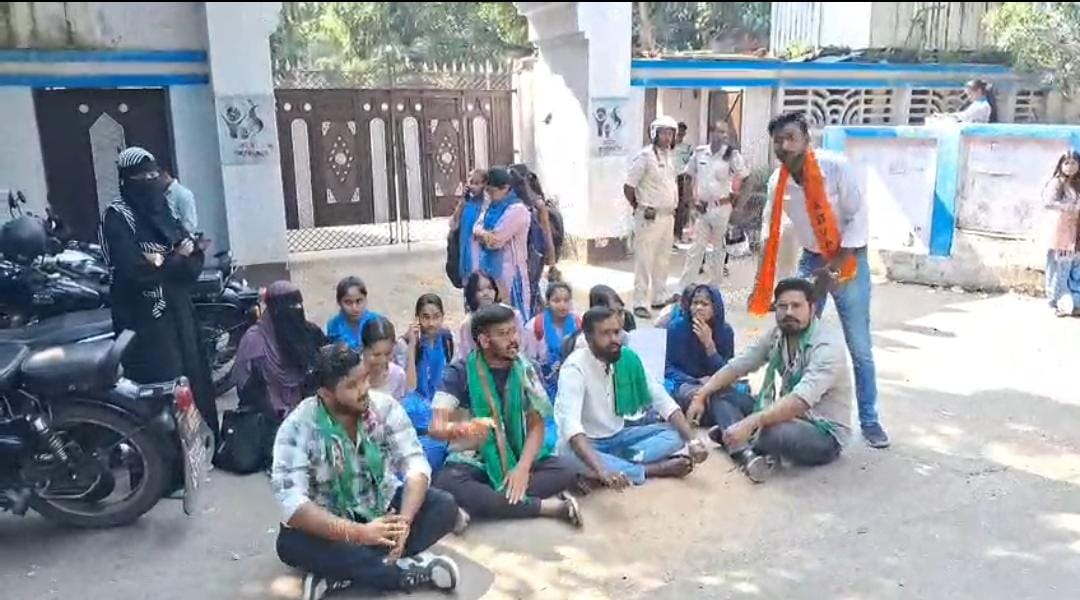 धनबाद में SSLNT के बाहर छात्र-छात्राओं का विरोध प्रदर्शन, छात्र संगठनों ने फूंका कॉलेज प्रशासन का पुतला, जानिए मामला