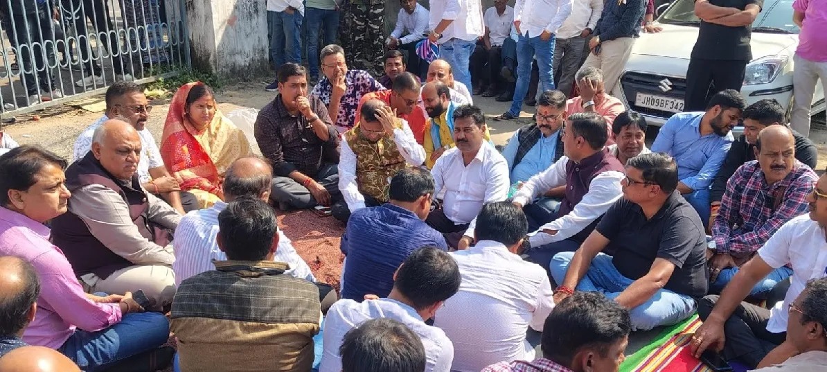 Crime News:24 X 7 सक्रियता के बीच अपराधियों ने धनबाद पुलिस को दी है बड़ी ललकार ,कारोबारी आंदोलन की राह पर !!