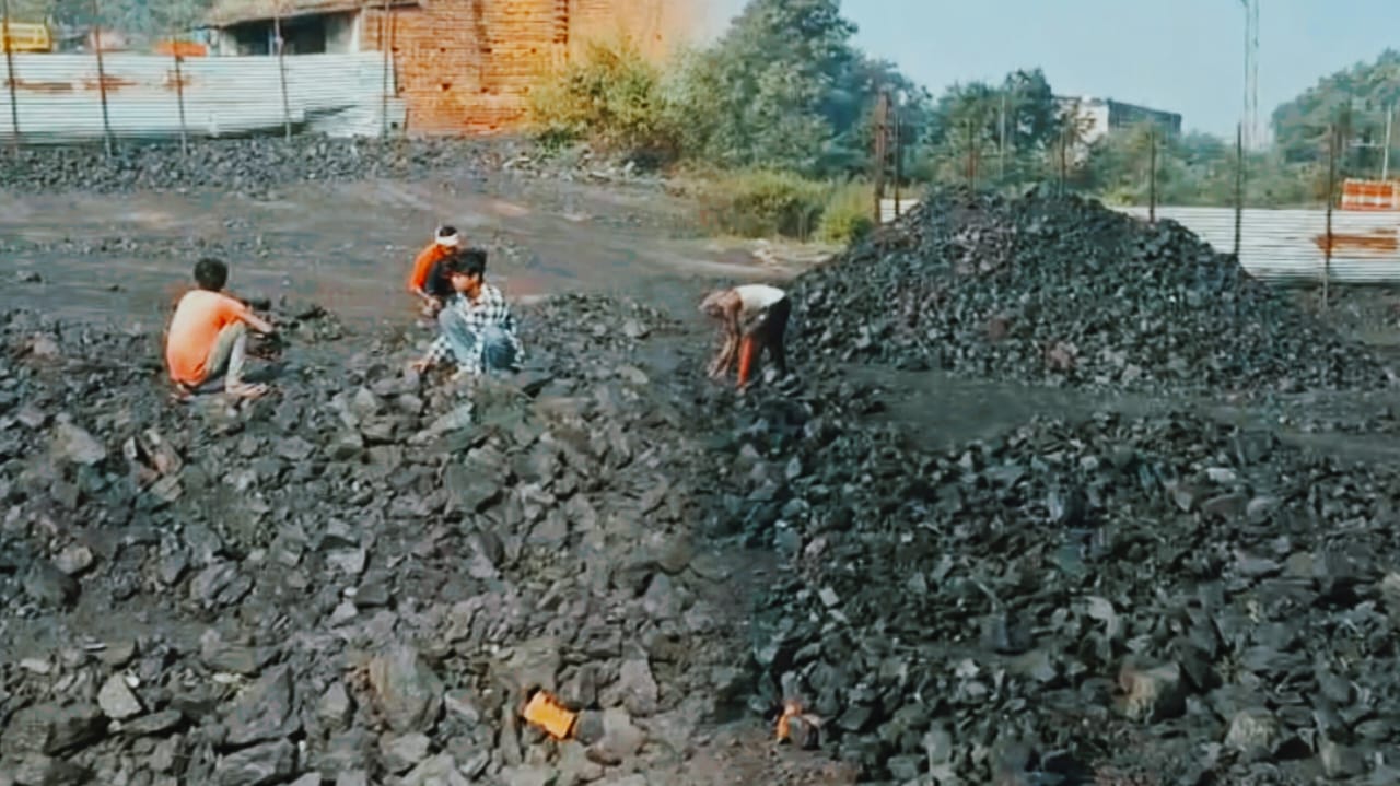 भुरकुंडा हाई स्कूल के पीछे बाउंड्री वॉल में हो रहा अवैध कोयले का खेल! CCL सिक्योरिटी इंचार्ज ने FIR की तैयारी की शुरू