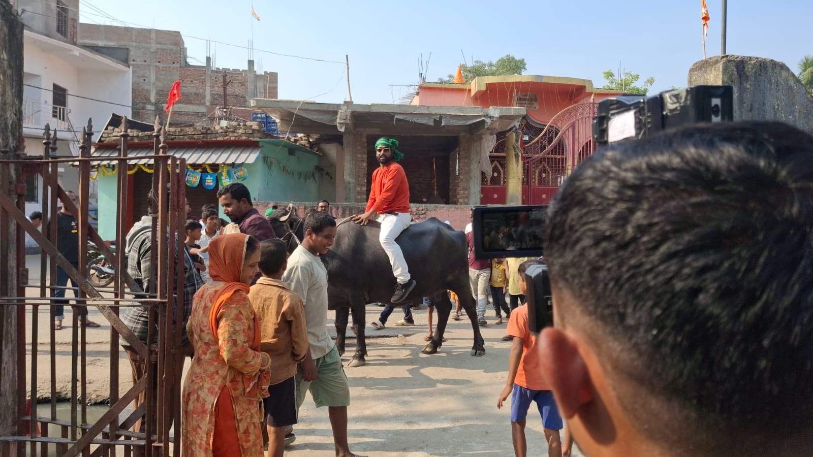 जियो हो बिहार के लाला...वोट देने अनोखे अंदाज में पहुंचा युवक, तो देखते रह गये लोग, देखिए-VIRAL VIDEO