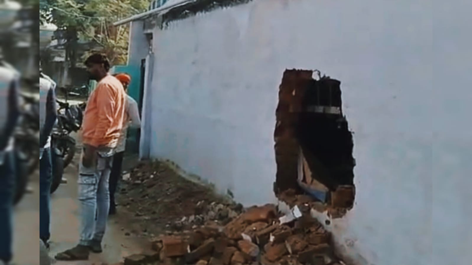 चतरा में बड़ी चोरी: चोरों ने घर की दीवार तोड़कर 14 लाख की संपत्ति पर किया हाथ साफ