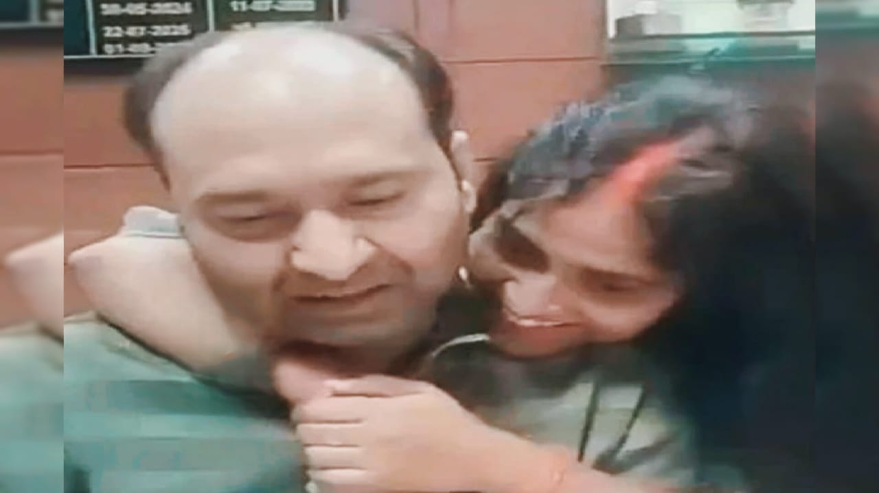 सरकारी बैंक में घुसी लड़की ने मैनेजर की गाल पर कर दिया किस, पूरा स्टाफ रह गया सन्न, वीडियो देखकर आप रह जाएंगे दंग!